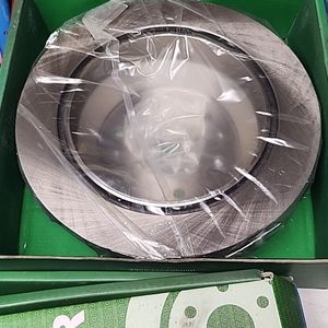 Still in the box rotors and breaks 7 pice set